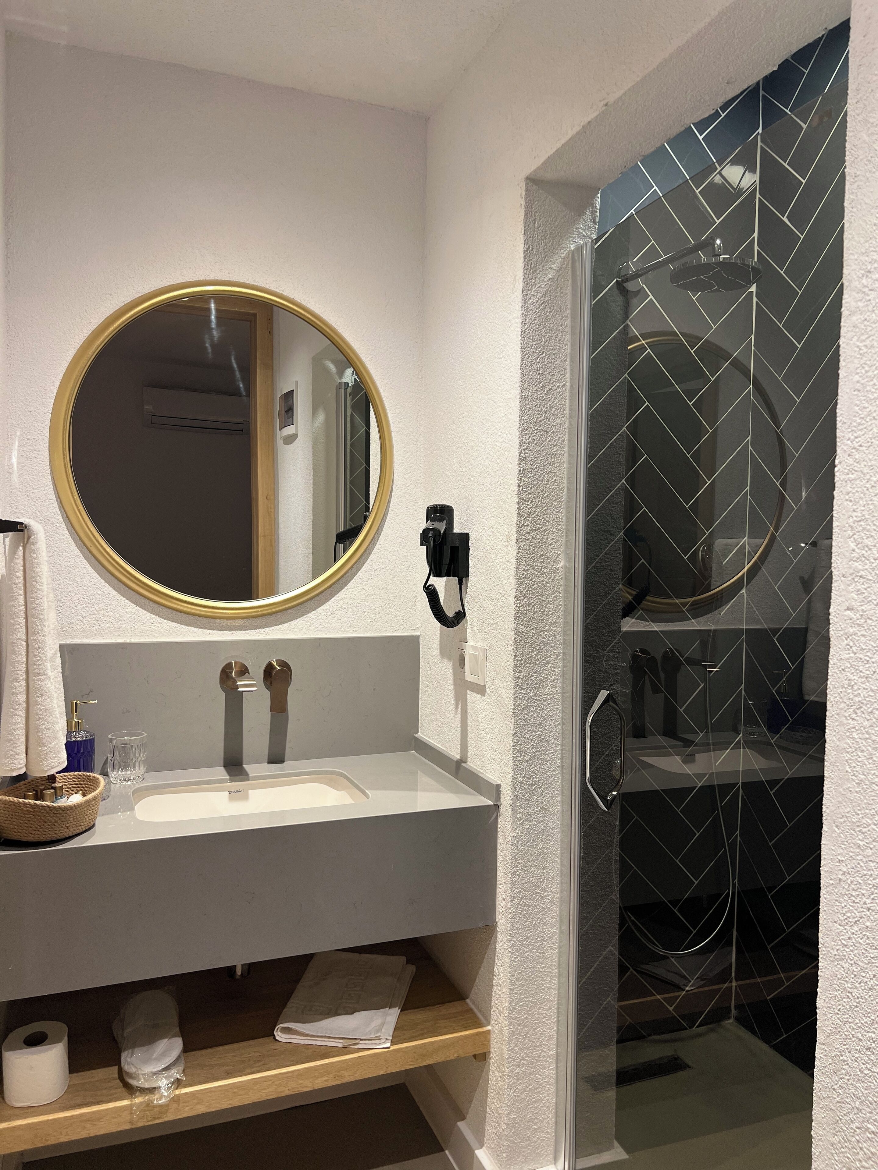 deluxe room | bathroom | shower, hair dryer, towels
