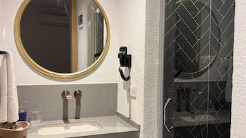 Chambre Deluxe | Salle de bain | Douche, sĂšche-cheveux, serviettes fournies