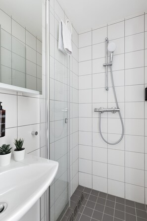 Compact Studio | Baño | Regadera, secadora de cabello, pantuflas, piso con calefacción 