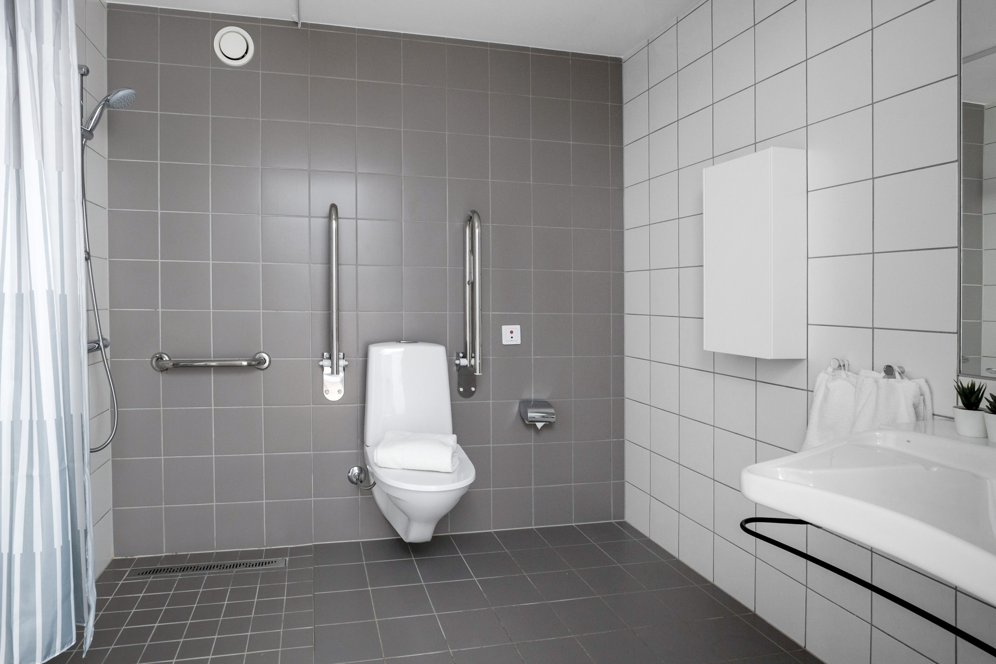 Un baño moderno con inodoro, bidé y ducha.