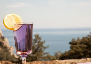 Außenpool (je nach Saison geöffnet), Sonnenschirme, Liegestühle