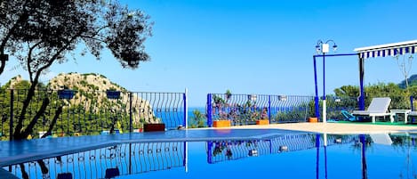 Außenpool (je nach Saison geöffnet), Sonnenschirme, Liegestühle