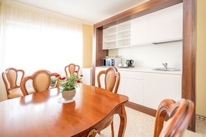 Suíte presidencial, 1 quarto, cozinha | Opções para refeição no quarto