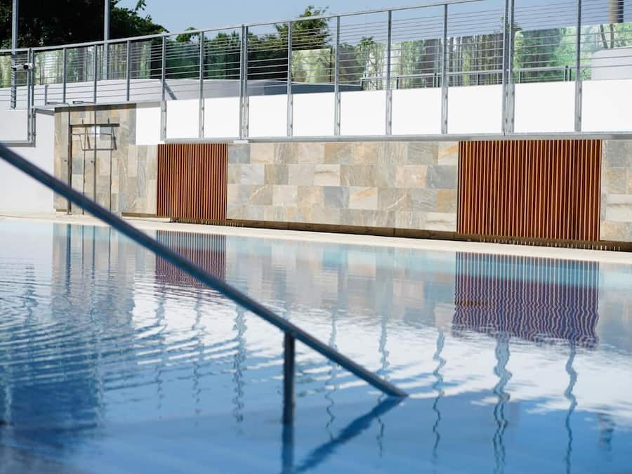 Una piscina al aire libre de temporada