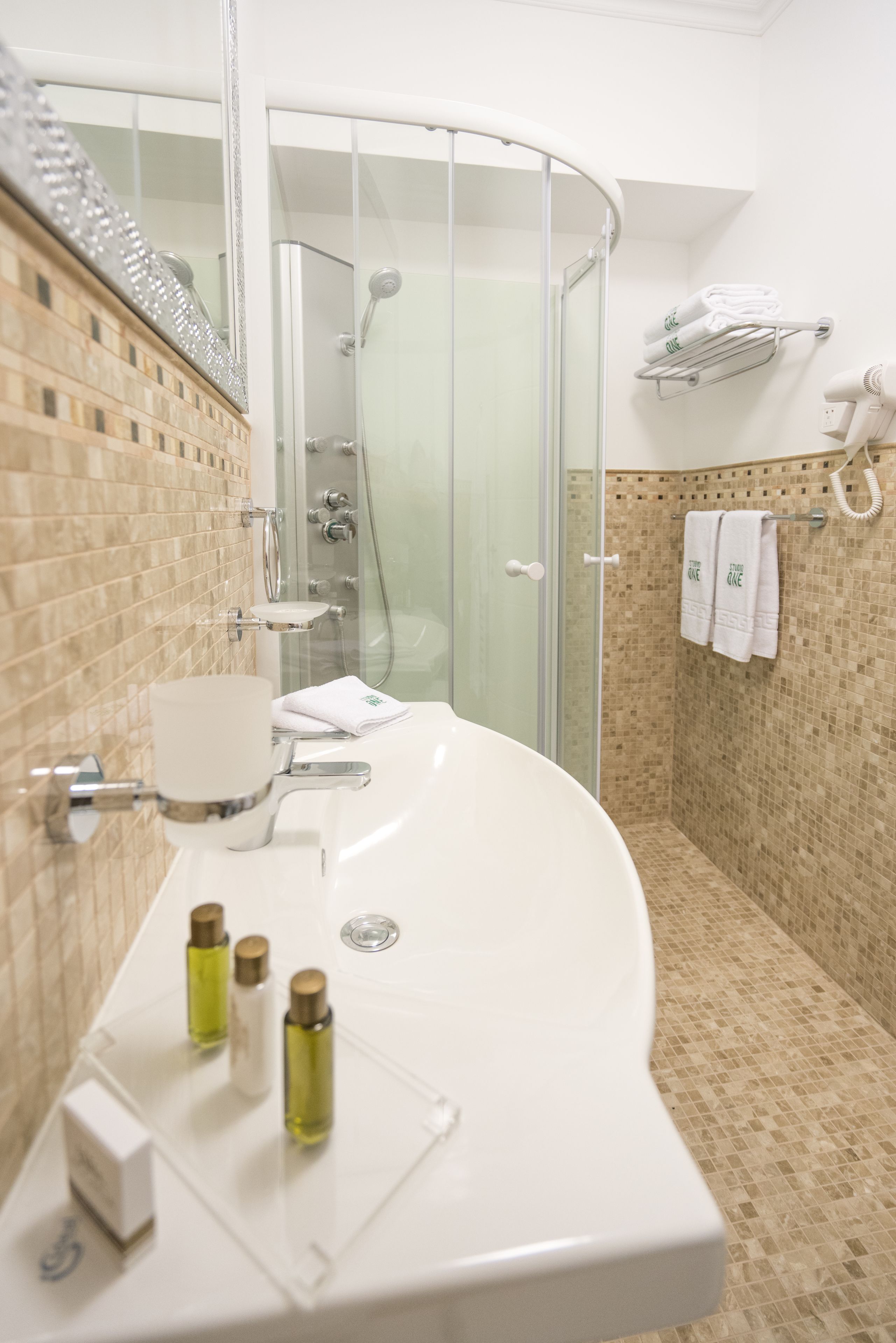 executive suite, kitchenette | bathroom | free toiletries, slippers, towels, shampoo