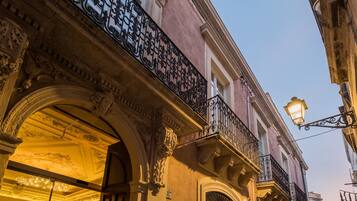 Vista frontal de la propiedad