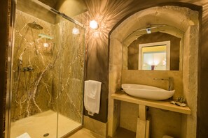 Suite Panorama | Selimut bulu angsa, busa memori, minibar, dan brankas