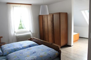 Bureau, lit de bébé (supplément), lit d’appoint (supplément)