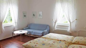 Schreibtisch, Babybetten, Zustellbetten, kostenloses WLAN