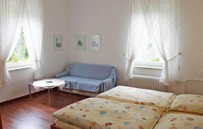 Bureau, lits bébé (en supplément), lits pliants/supplémentaires