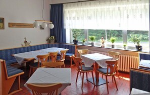 Daily continental breakfast (EUR 5 per person) - Hotel-Restaurant Neu Holland (Kassel)