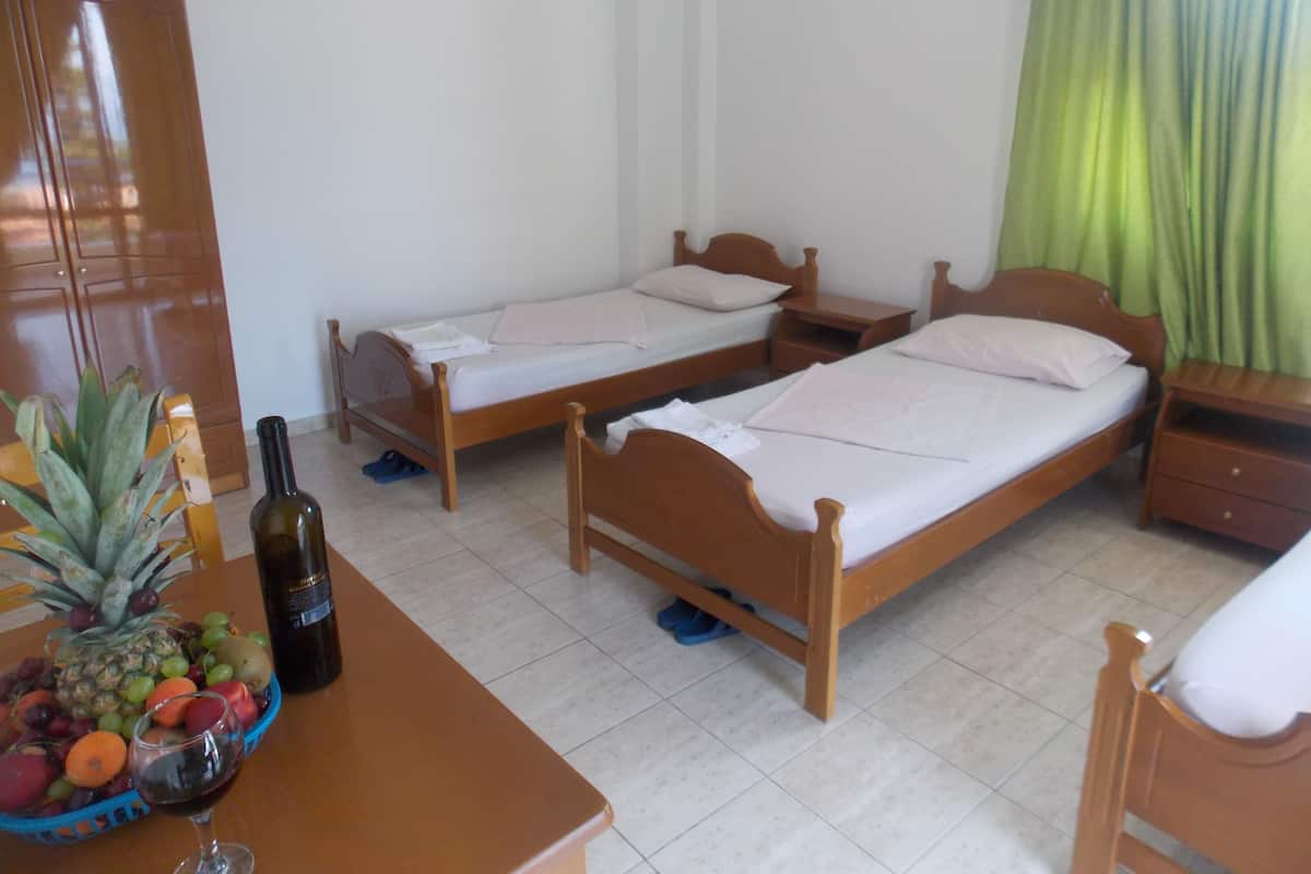 Camera con 2 letti singoli, vista mare | Ferro/asse da stiro, Wi-Fi gratuito