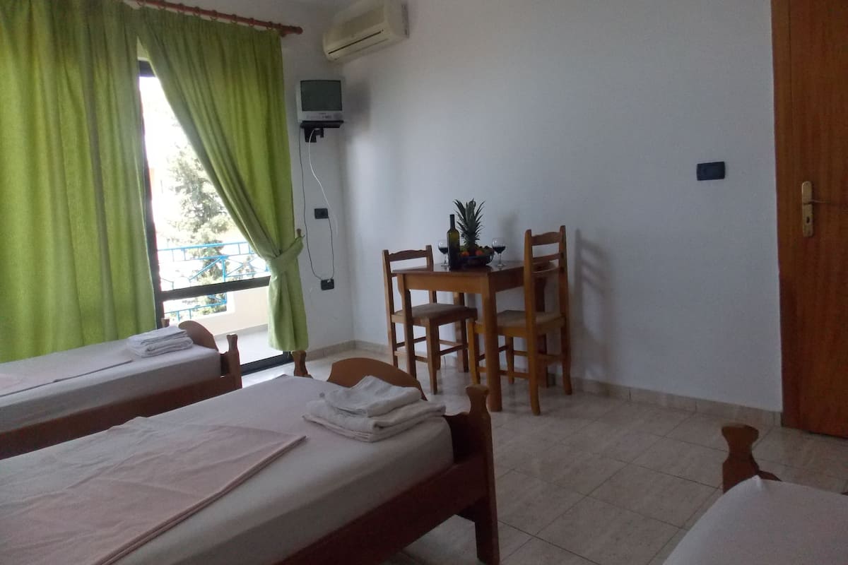 Camera tripla, vista mare | Ferro/asse da stiro, Wi-Fi gratuito