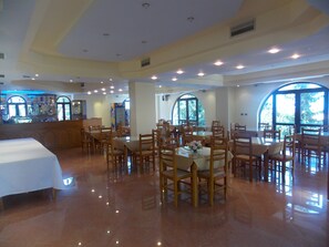Local and international cuisine - Blue Saranda Hotel (Sarandë)