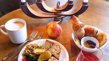 Daily continental breakfast (EUR 15 per person)