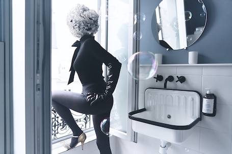 Superior Room, 1 King Bed | Bathroom | Shower, rainfall showerhead, eco-friendly toiletries, hair dryer. Hôtel La Nouvelle République & Hammam