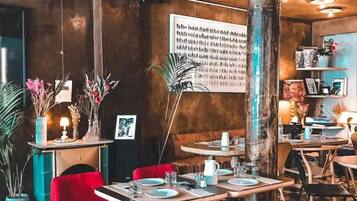 Tägliches kontinentales Frühstück (15 EUR pro Person)