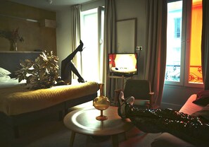 Family Triple Room, 1 King Bed with Sofa bed | Premium bedding, in-room safe, desk, blackout drapes - Hôtel La Nouvelle République & Hammam (Paris)