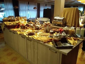 Free daily buffet breakfast