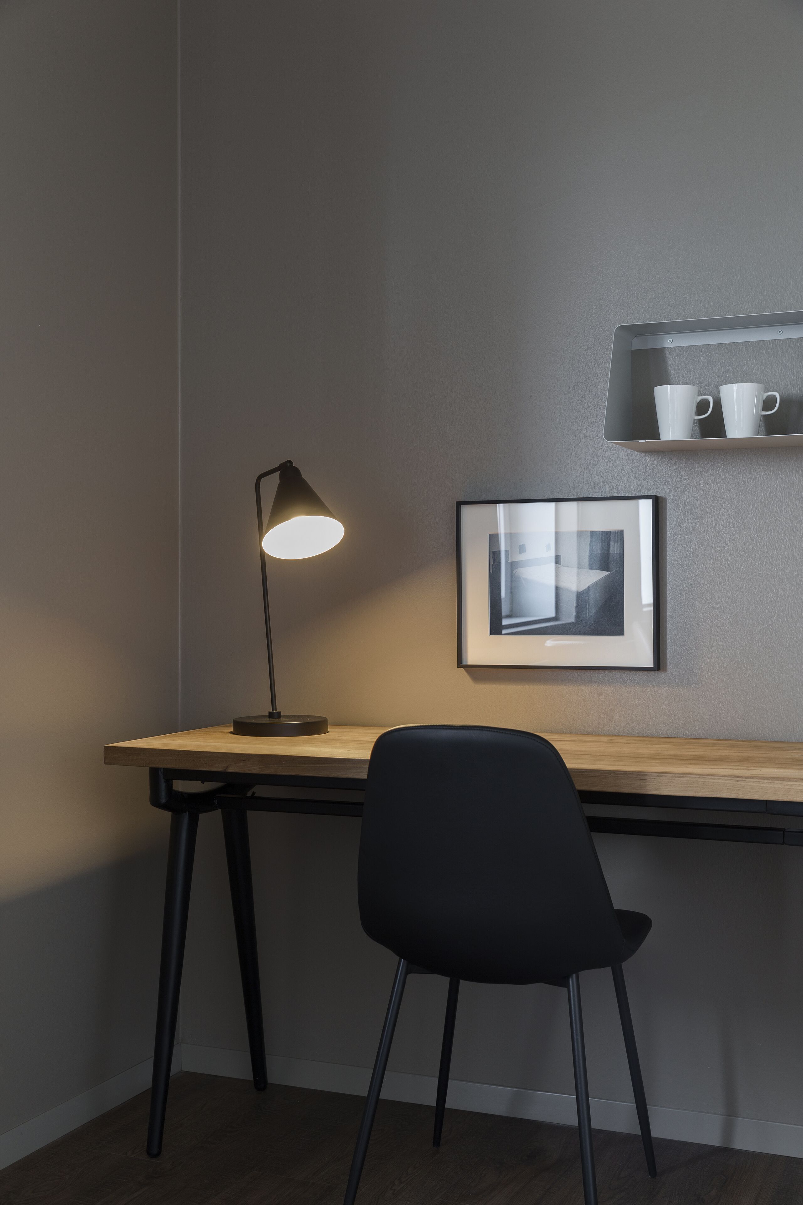 standard double or twin room | living area | 37-inch flat-screen tv with cable channels, tv