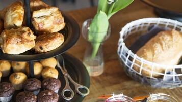 Desayuno completo diario (ISK 3500 por persona)