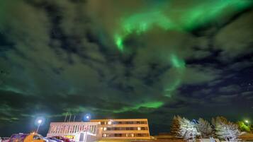 Fachada de la propiedad por la tarde o noche