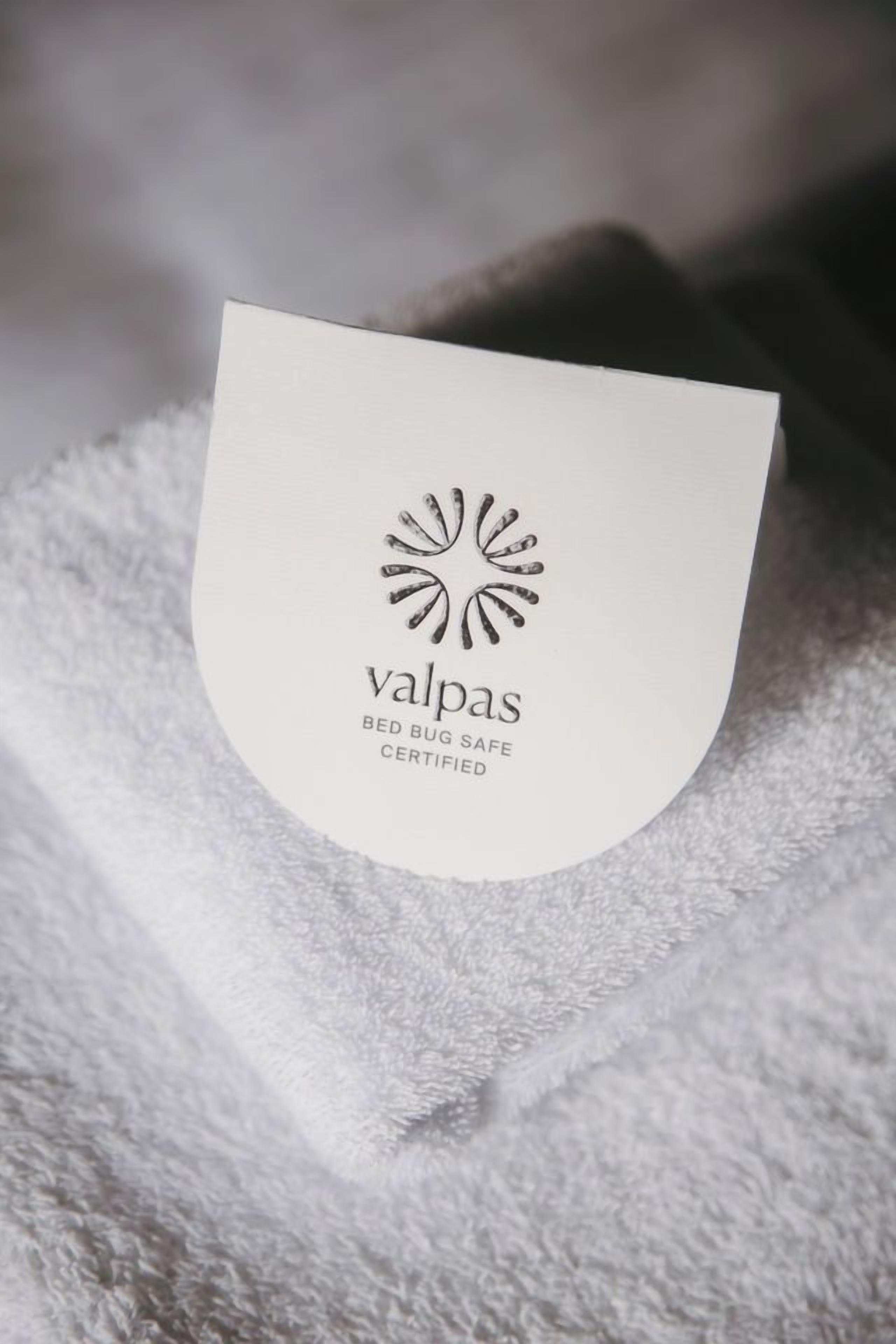 Una tarjeta blanca con el texto 'valpas BED BUG SAFE CERTIFIED'.