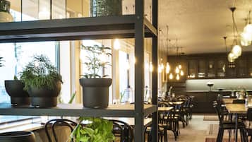 Phục vụ bữa sáng và bữa tối, đặc sản địa phương