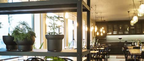 Petit déjeuner et dîner servis sur place, spécialités Cuisine locale