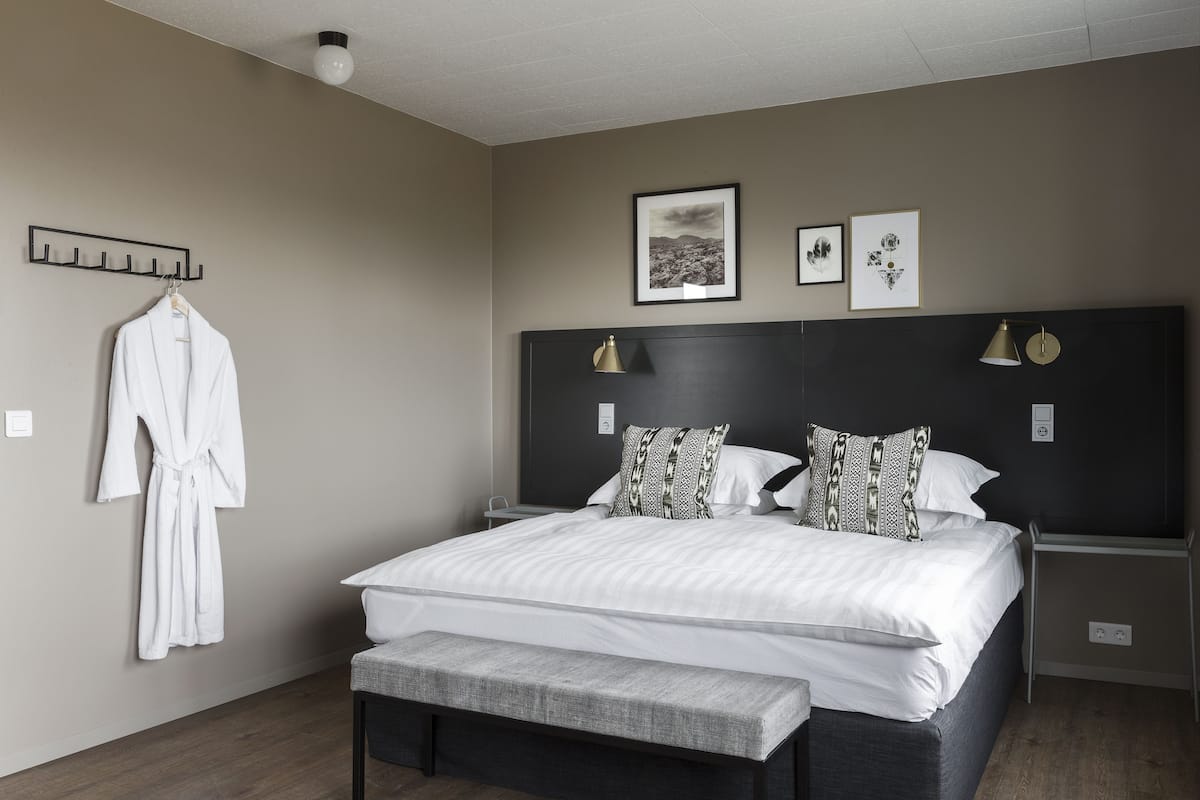 Comfort Double Room, Mountain View | Desk, blackout drapes, WiFi (free), bed sheets