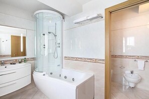 Habitación cuádruple clásica | Baño | Ducha, artículos de higiene personal gratuitos, secador de pelo y bidé