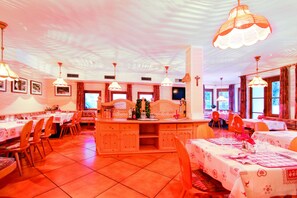 Local cuisine - Albergo Villetta Maria (Canazei)