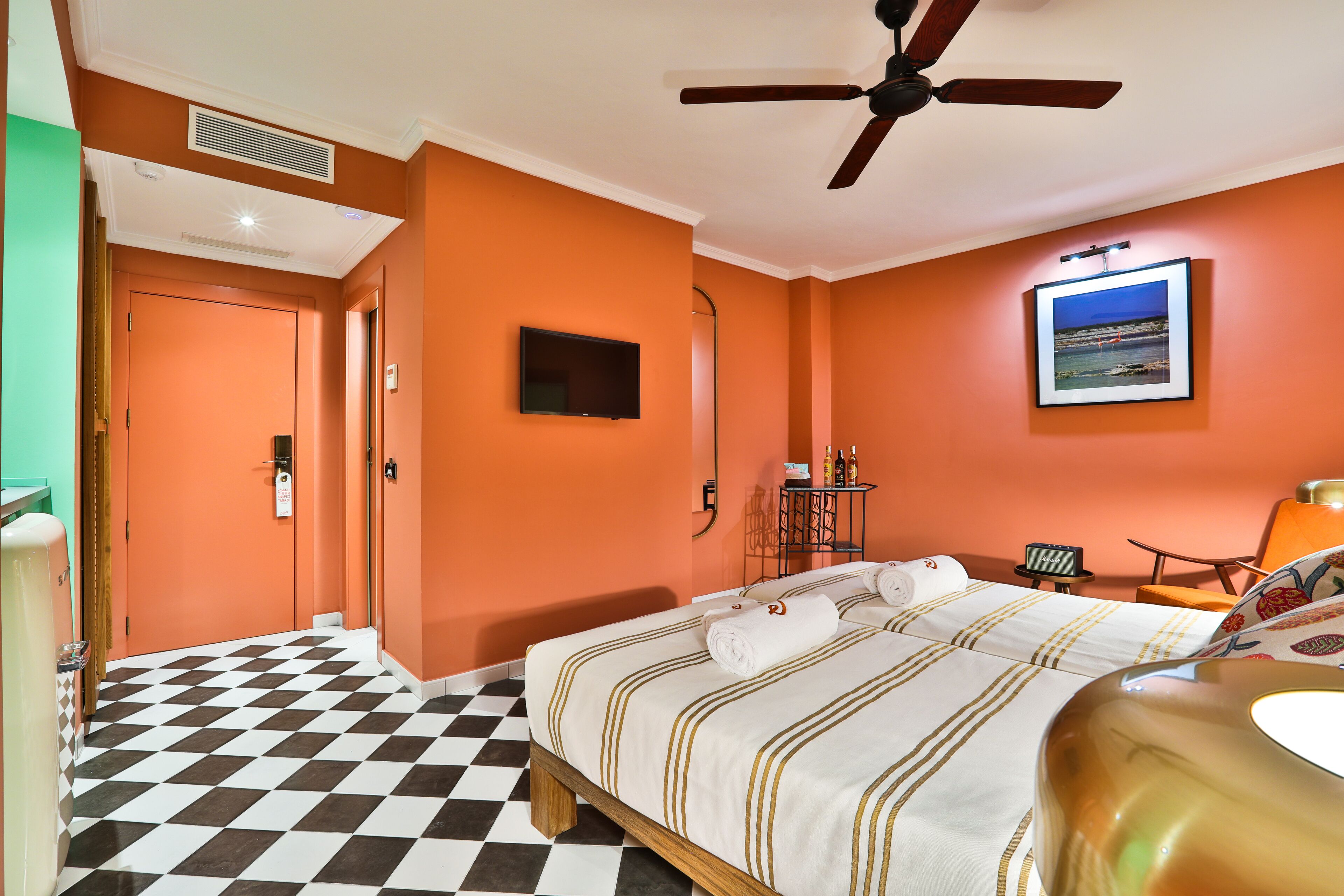 Seprai premium, minibar, brankas, dan Wi-Fi gratis