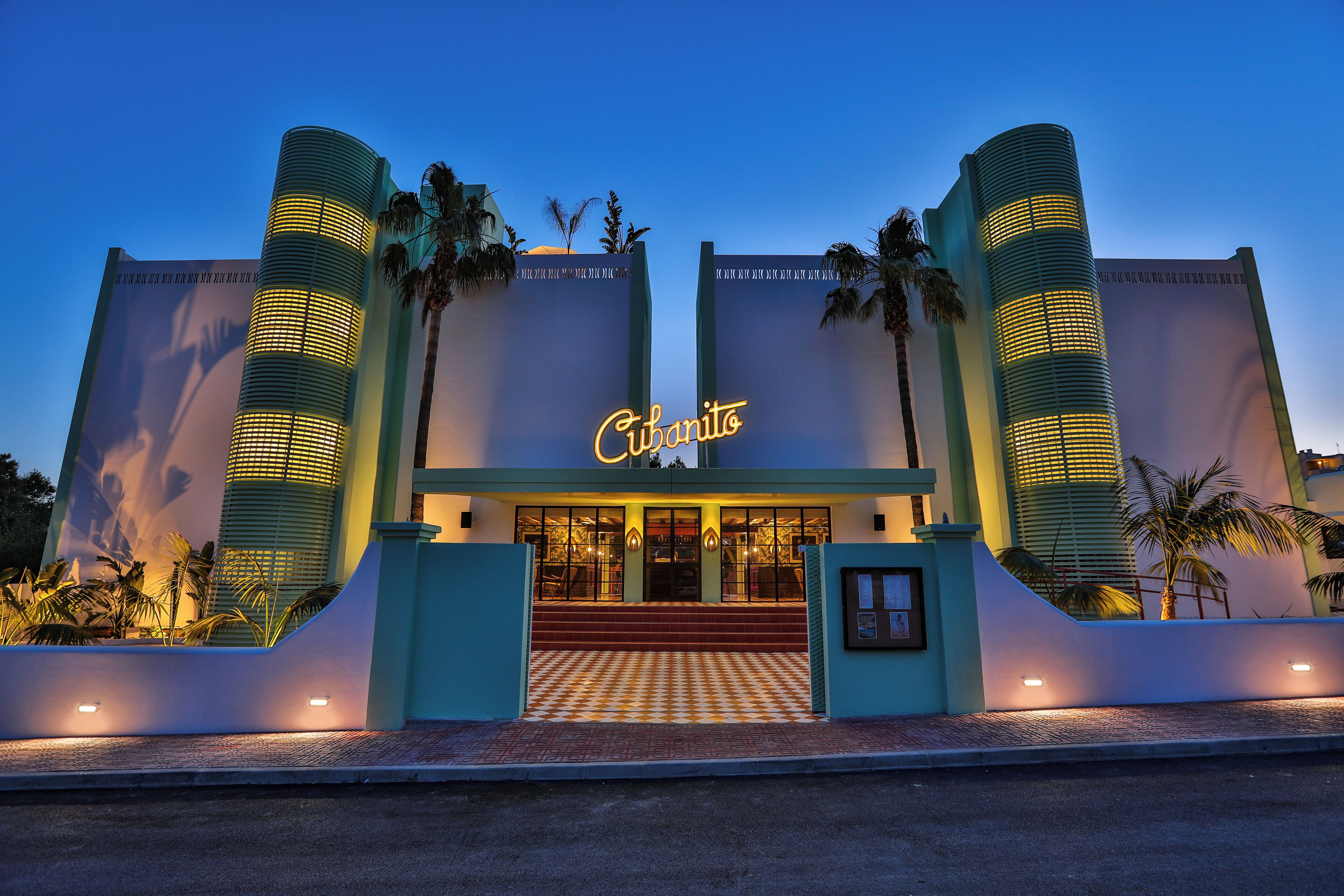 واجهة المنشأة - في المساء/الليل