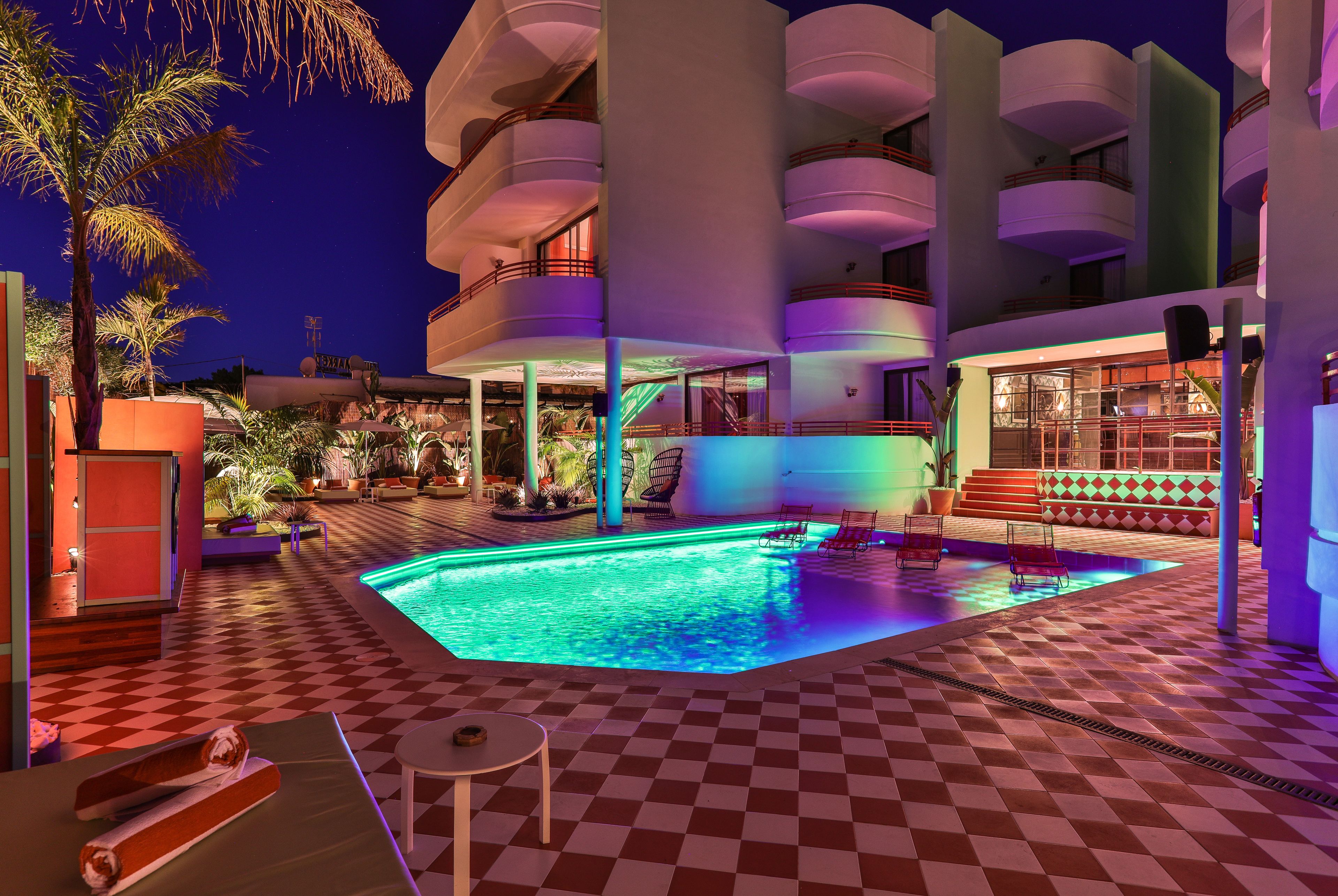 outdoor pool, pool loungers