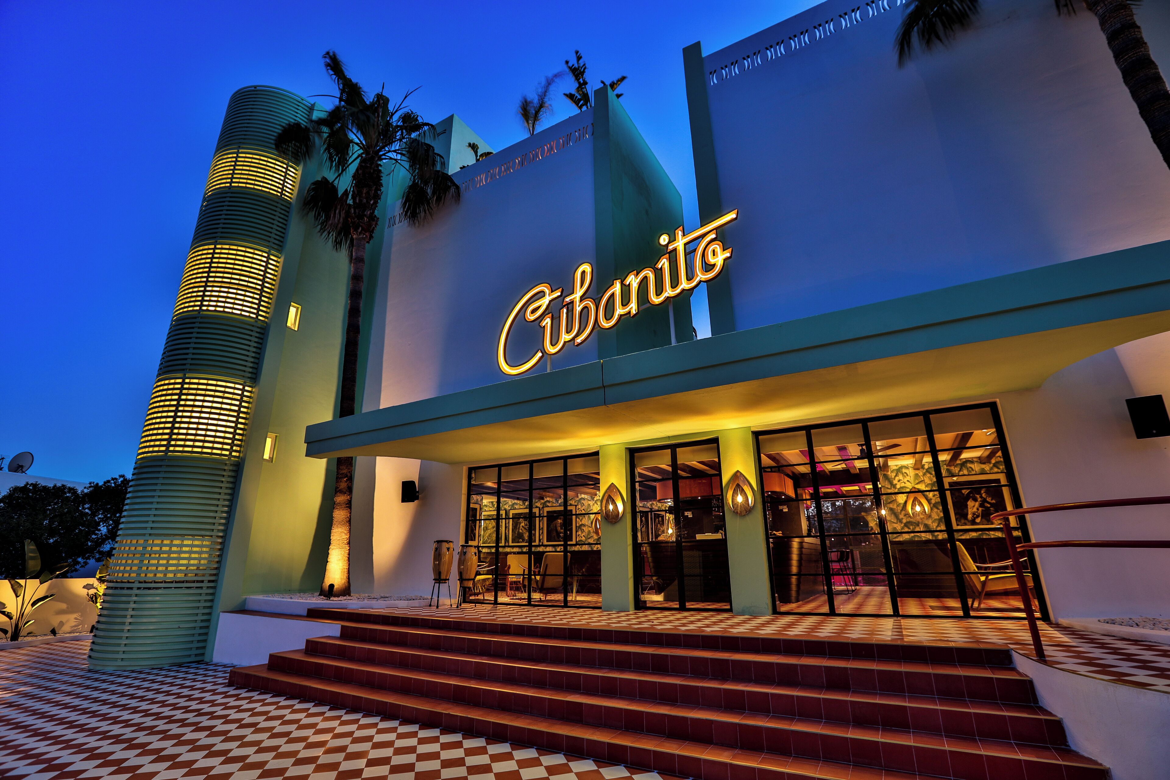 واجهة المنشأة - في المساء/الليل