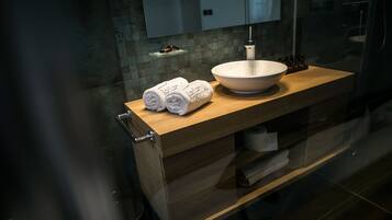 Family Double Room | Bathroom | Shower, free toiletries, hair dryer, towels