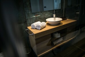 Kahden hengen perhehuone | Kylpyhuone | Suihku, ilmaiset hygieniatuotteet, hiustenkuivaaja, pyyhkeet