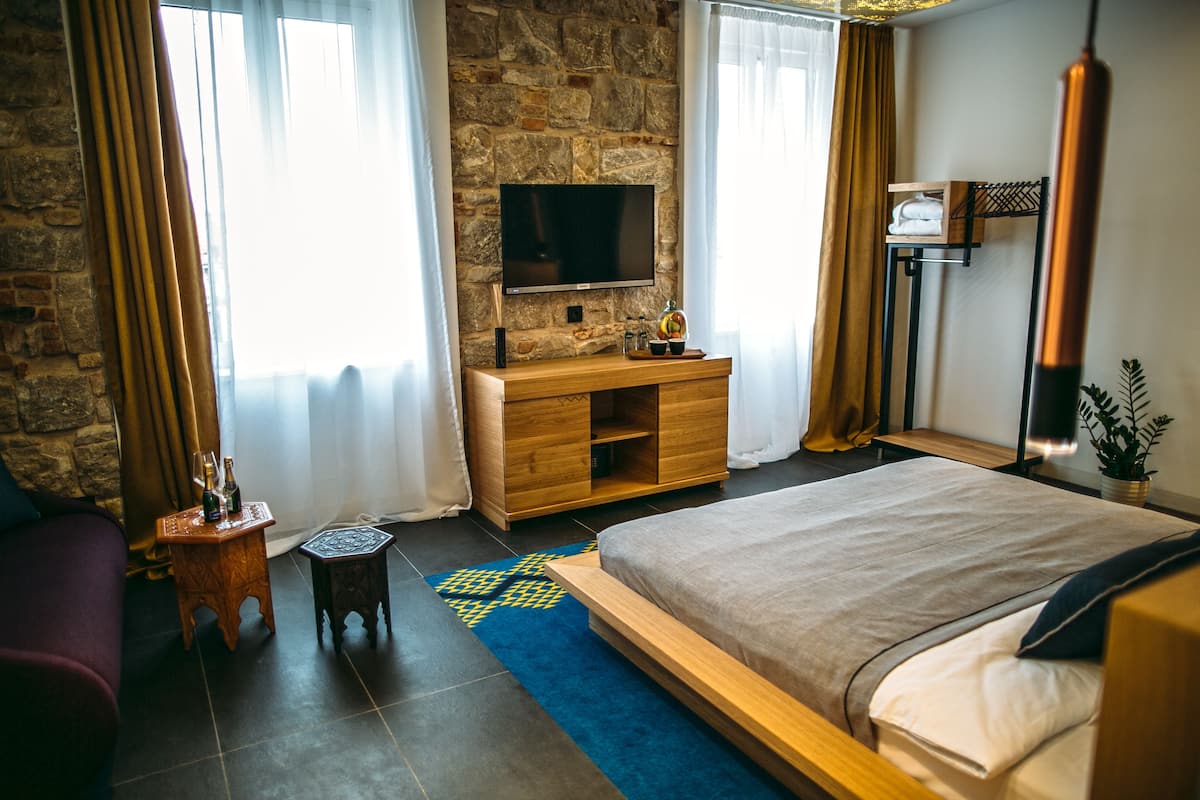 Habitación doble de lujo | Ropa de cama de alta calidad, minibar, wifi gratis y ropa de cama
