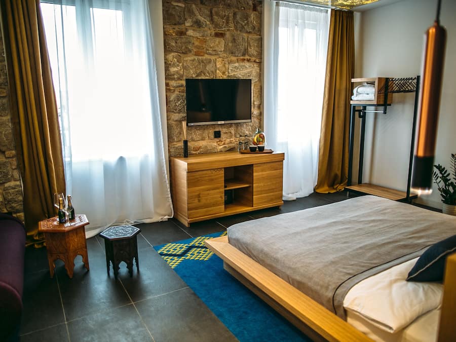Ropa de cama de alta calidad, minibar, wifi gratis y ropa de cama