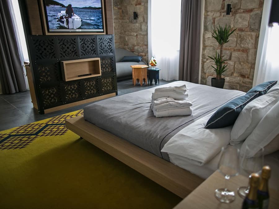 Quarto casal superior | Roupas de cama premium, frigobar, Wi-Fi de cortesia, roupa de cama