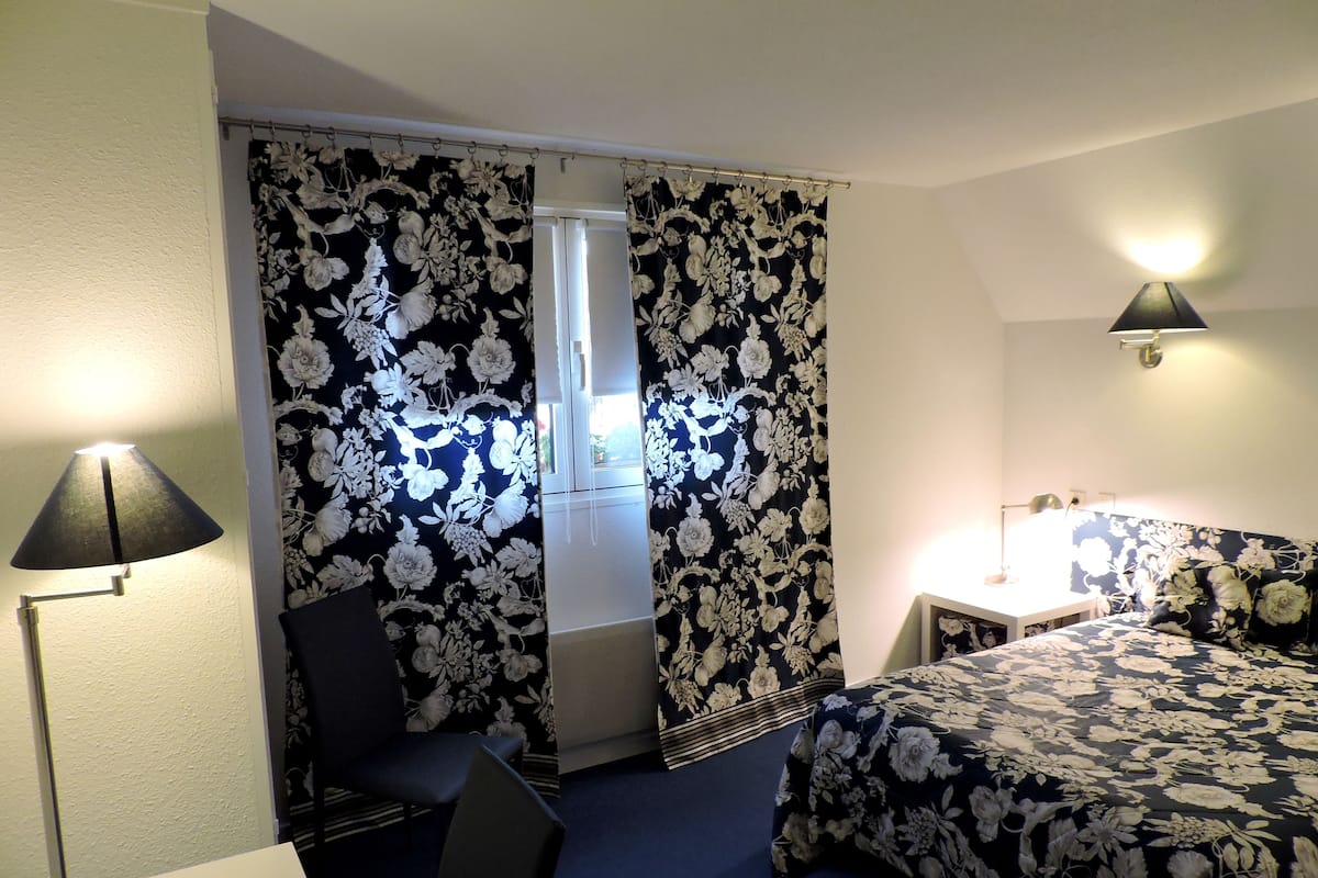 Desk, cribs (free), WiFi (free), bed sheets