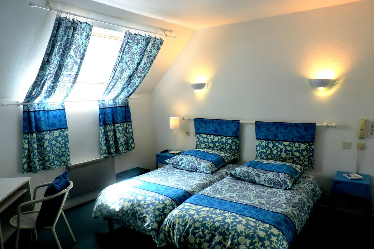 Standard Twin Room | Desk, cribs (free), WiFi (free), bed sheets