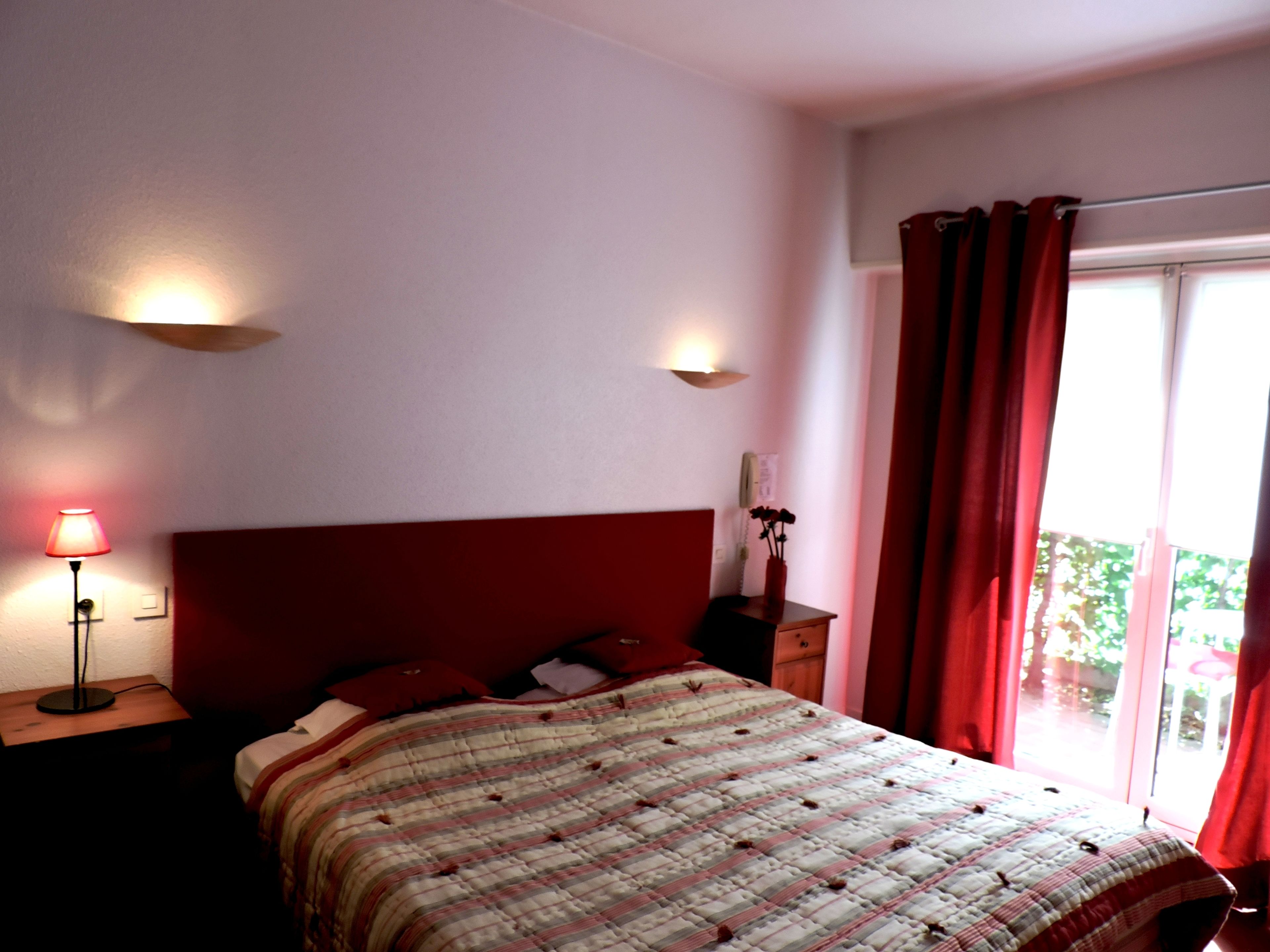 desk, free cots/infant beds, free wifi, bed sheets