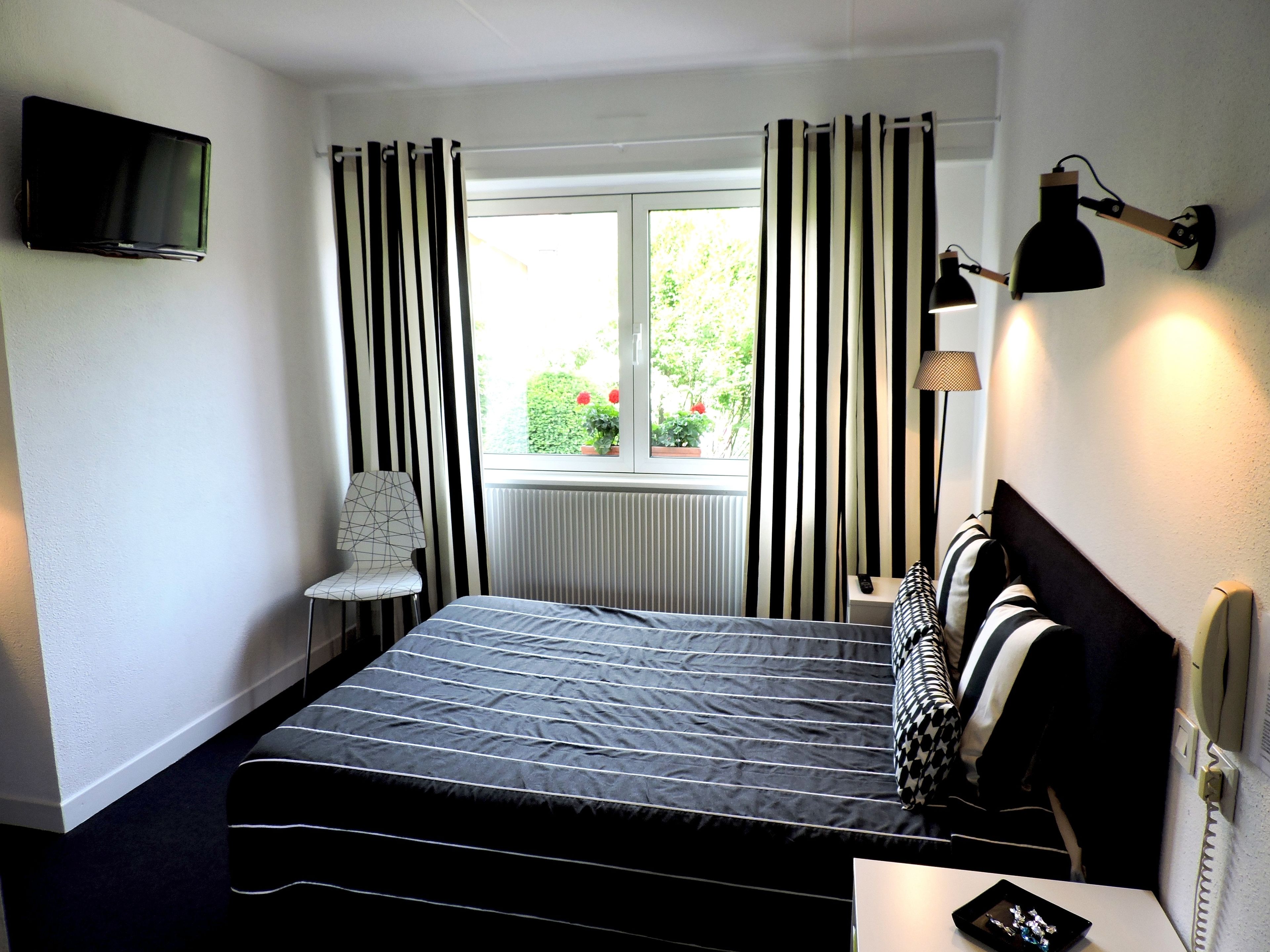 desk, free cots/infant beds, free wifi, bed sheets