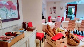 بوفيه فطور يوميًا بتكلفة قدرها (9.00 EUR للشخص)