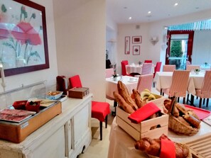 每日供应自助式早餐（每人 EUR 9.00）