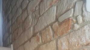 A staircase with white steps leading up to a stone wall. - Cinisi Vacanze 2.0 (Cinisi)