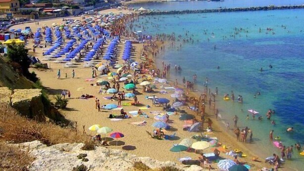 A crowded beach with numerous umbrellas and people enjoying the water. - Cinisi Vacanze 2.0 (Cinisi)