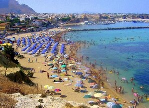 A crowded beach with numerous umbrellas and people enjoying the water. - Cinisi Vacanze 2.0 (Cinisi)